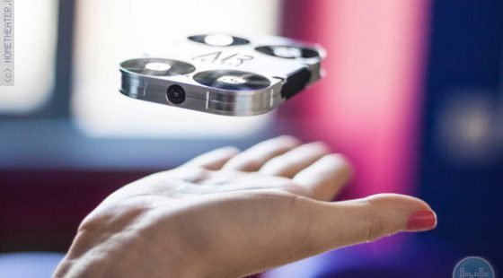 AirSelfie – מצלמה מרחפת משולבת בתוך כיסוי הסמארטפון