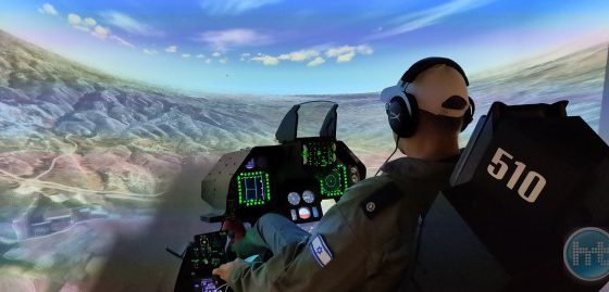 להטיס F16 מהבית. הטייסת מציגה קורסי טיסה אונליין