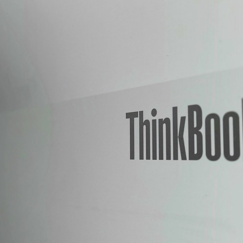 הוא צעיר, שרירי ובעל חוש הומור – בדקנו את ה- Lenovo ThinkBook 15p IMH