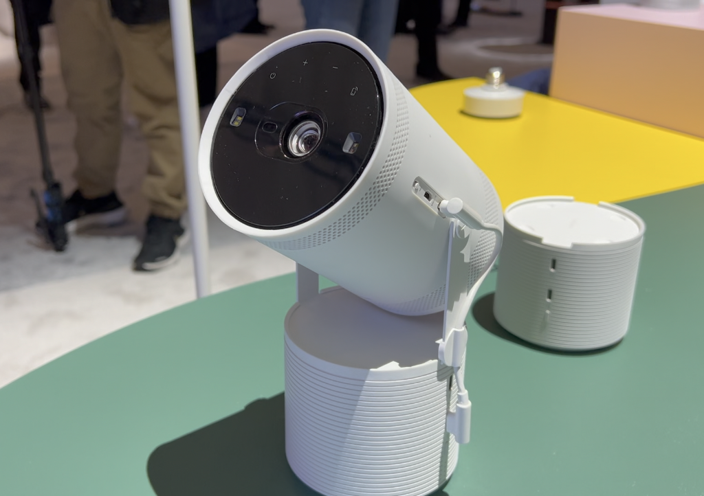 CES 2022: הצצה ראשונה למקרן הנייד החדש של סמסונג – FreeStyle
