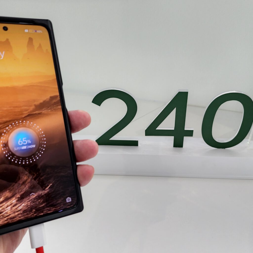 MWC22: אופו תטעין לכם את המכשיר ב-9 דקות. צפו בבדיקה שערכנו